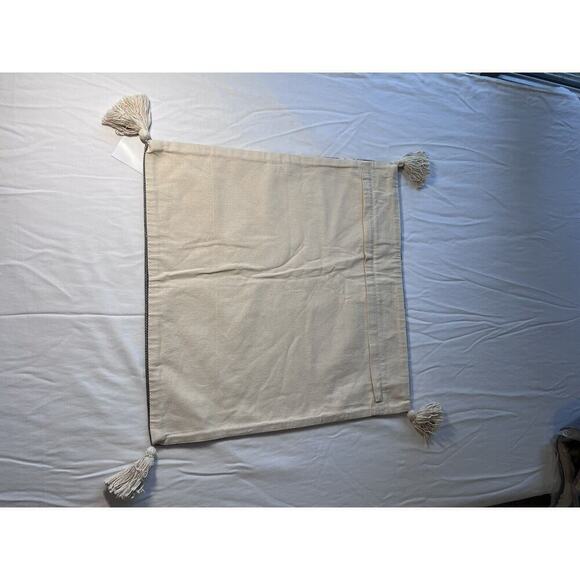 Surya Pillow Covers NWT 22x22 Set Of 2 Muted Floral Cottage BOHO tasseled Zip - Picture 5 of 8